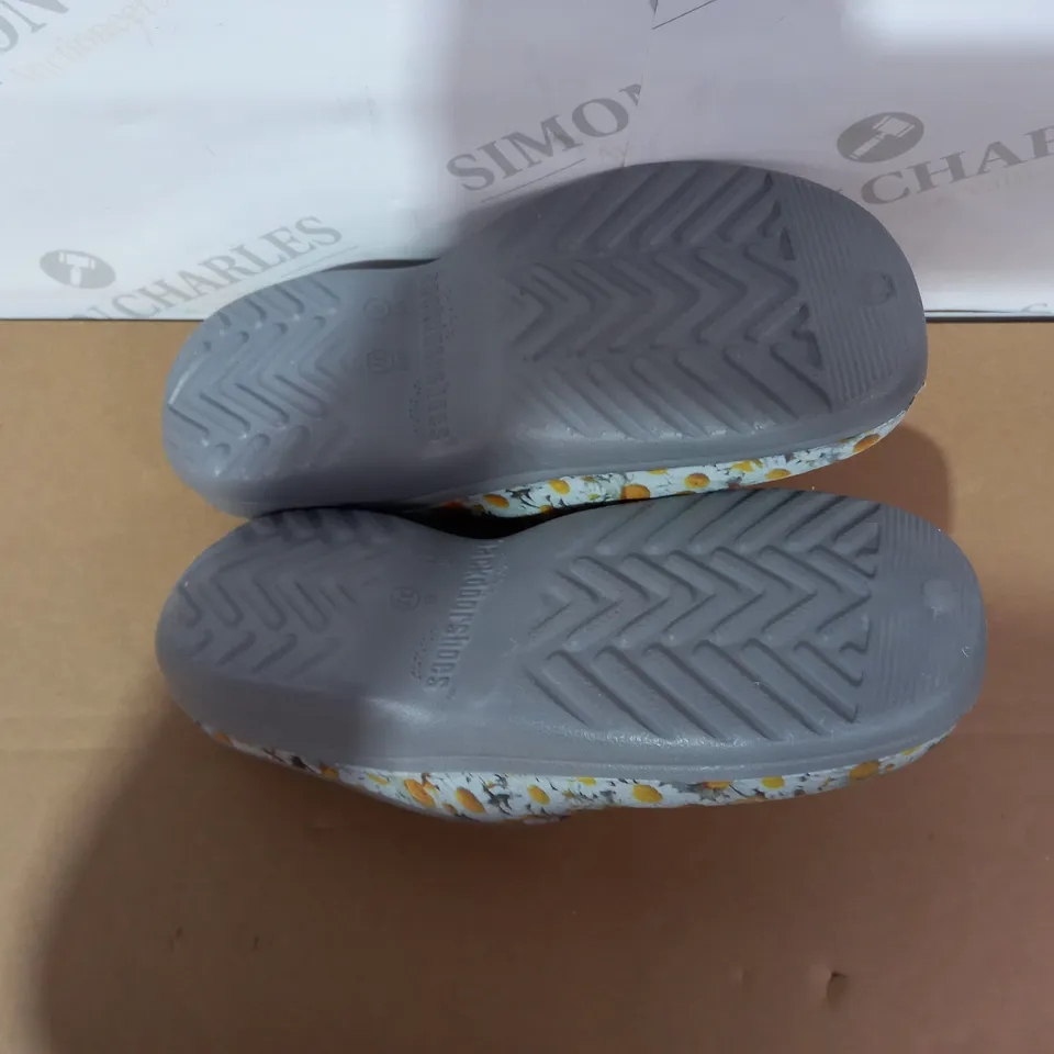PAIR OF BACKDOOR SHOES SLIDE ON SHOES SIZE 4