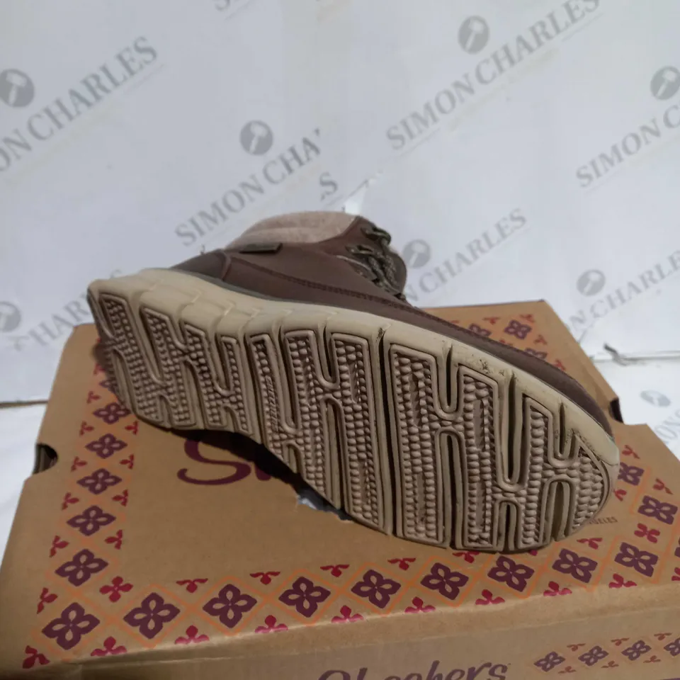BOXED SKECHERS SYNERGY WARM TECH BOOTS, BROWN - SIZE 4