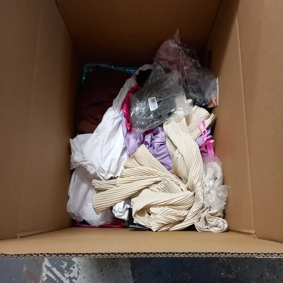 LOT OF APPROX 20 ASSORTED CLOTHING ITEMS VARYING IN SIZE/COLOUR/STYLE TO INCLUDE: TROUSERS, SKIRTS, TOPS