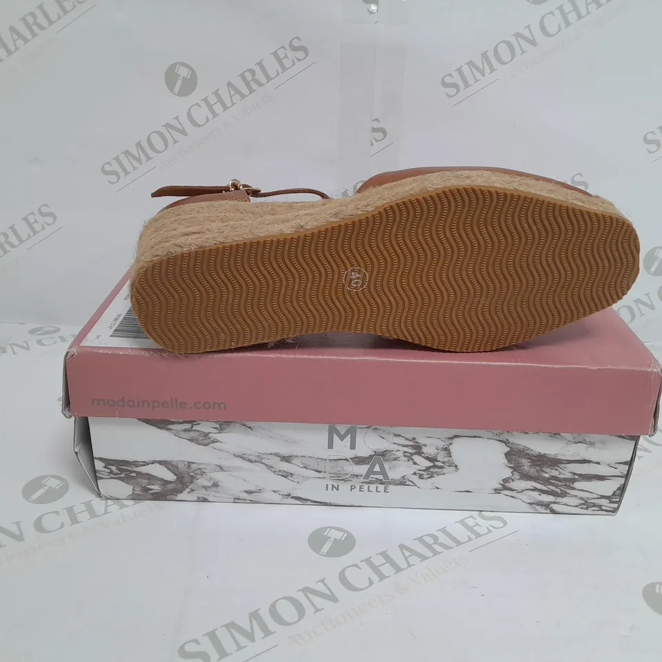 BOXED PAIR OF MODA IN PELLE GALIANA WEDGE SANDALS IN TAN SIZE 7