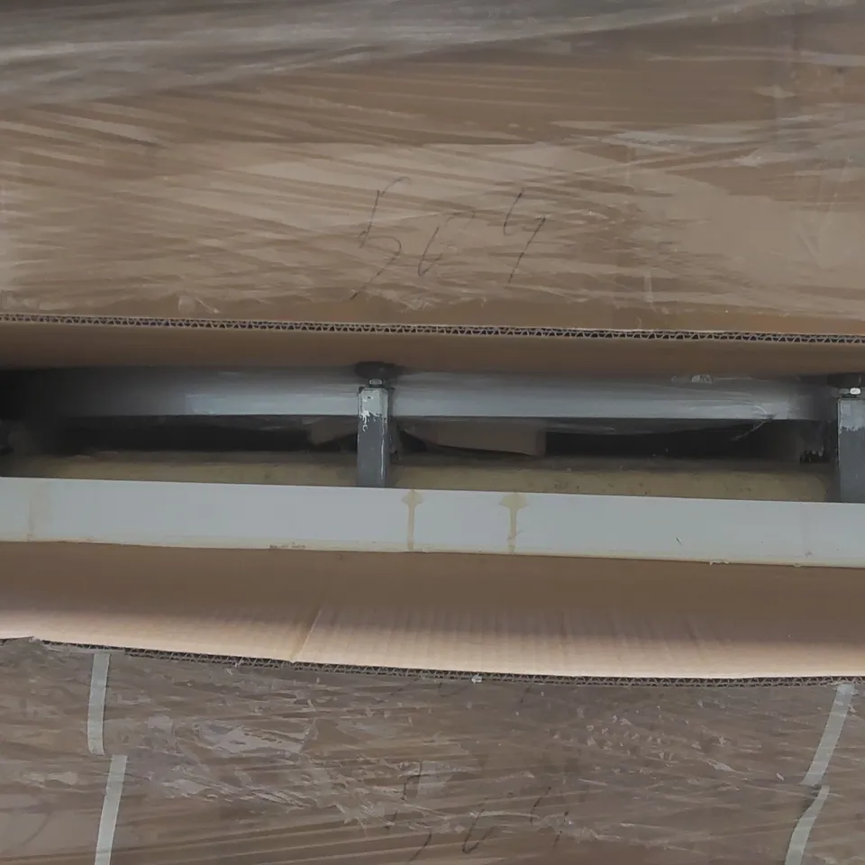 PALLET CONTAINING A LARGE QUANTITY SHOWER TRAYS WITH SHOWER ROOM PARTS