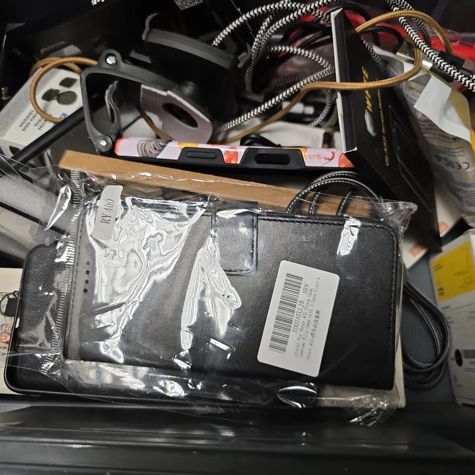 APPROXIMATELY 9 ASSORTED ITEMS TO INCLUDE - STATUS POWERBANK MIRROR , WEERANCY POWERBANK , MOBILE PHONE MOUNT ETC