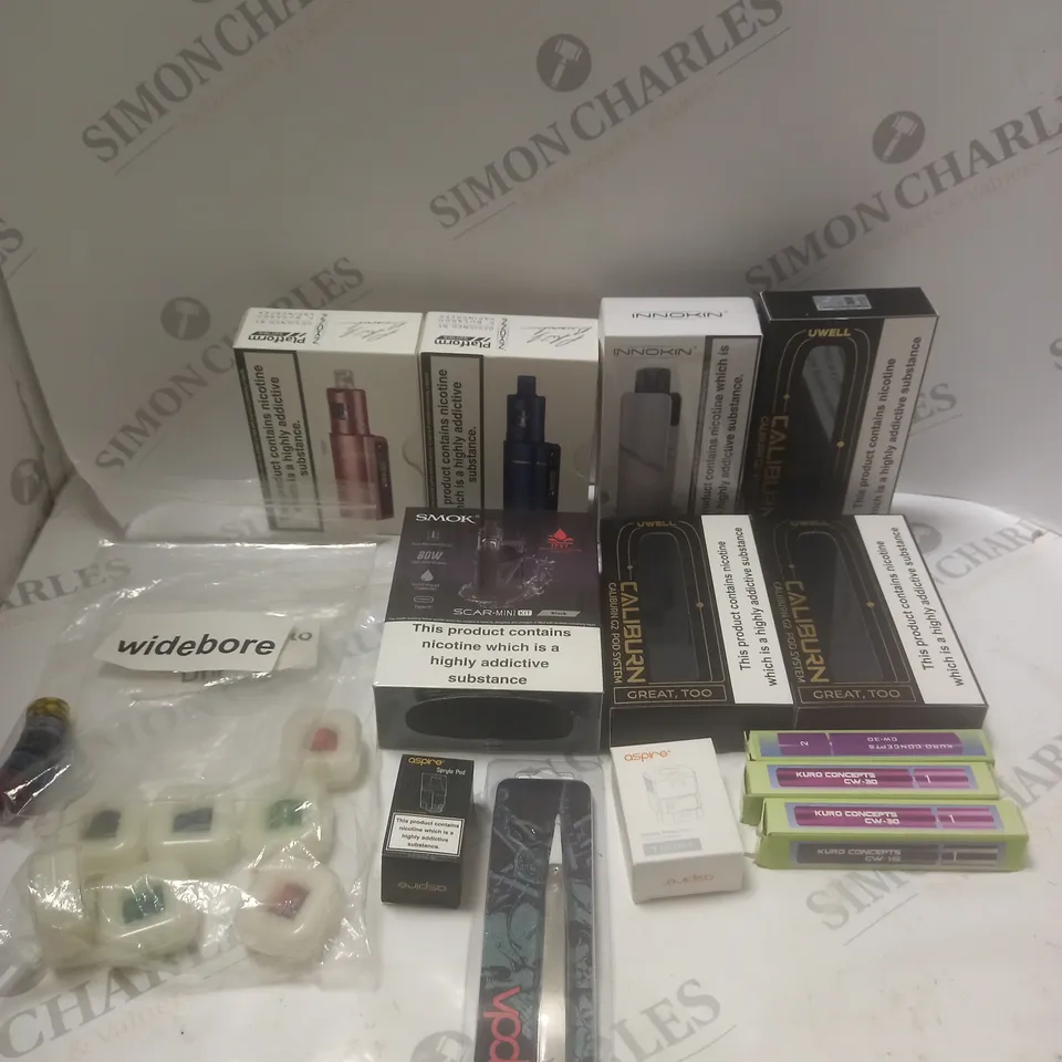 BOX OF APPROXIMATELY 30 ASSORTED VAPING PRODUCTS & ACCESSORIES TO INCLUDE SMOK SCAR MINI, UWELL CALIBURN, ASPIRE SPRYTE POD ETC