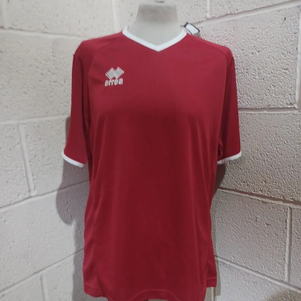 APPROXIMATELY 6 ASSORTED ERREA FOOTBALL TOPS IN VARIOUS SIZES