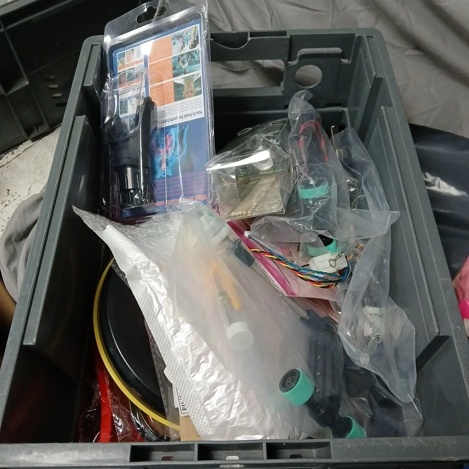 APPROXIMATELY 15 ASSORTED HOUSEHOLD ITEMS TO INCLUDE BALLOONS, STRAWS, NAME SUGGESTION CARD SET, SPENCER SCISSORS ETC