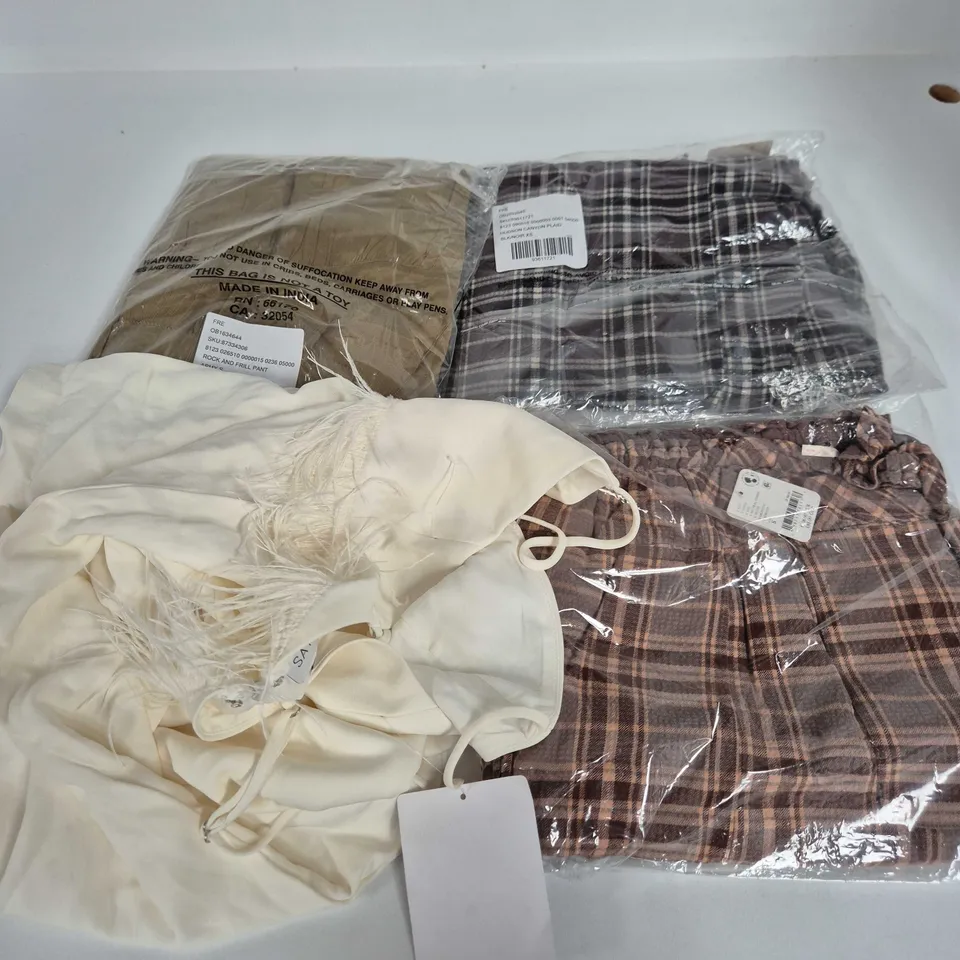 APPROXIMATELY 30 ASSORTED WOMENS CLOTHING ITEMS IN VARIOUS SIZES, STYLES & COLOURS TO INCLUDE BRANDS SUCH AS SAYLOR, FREE PEOPLE, ETC - COLLECTION ONL