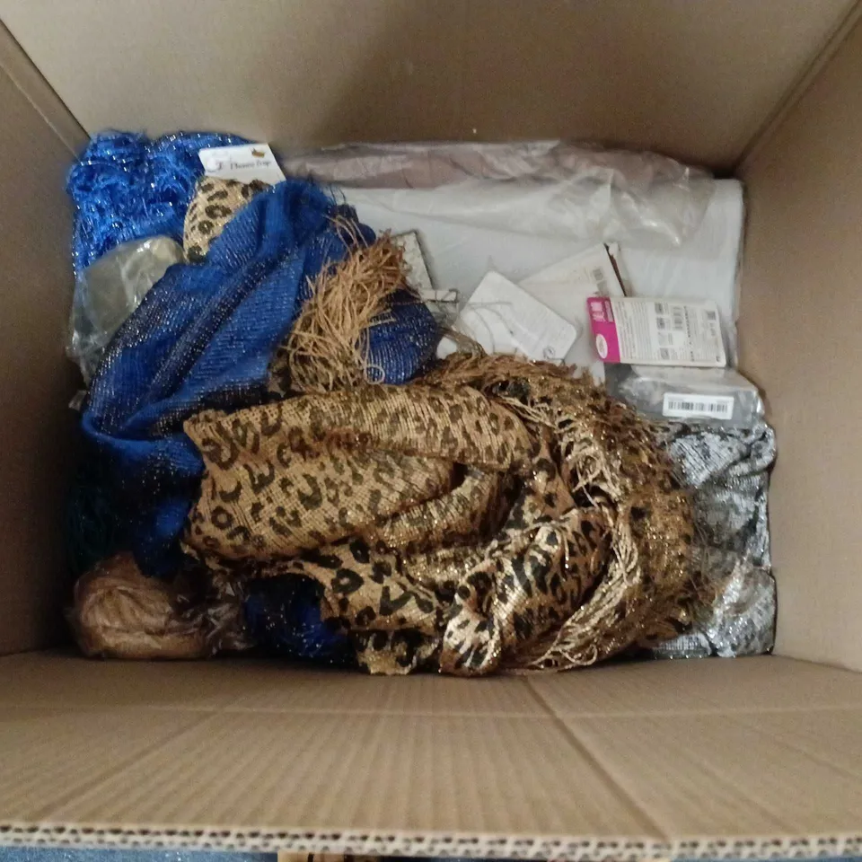 BOX OF APPROXIMATELY 20 HOUSEHOLD ITEMS TO INCLUDE TOILET SEAT COVER, MARMOT SOFT TOY AND A FOOD AND DRINK TILE PICTURE