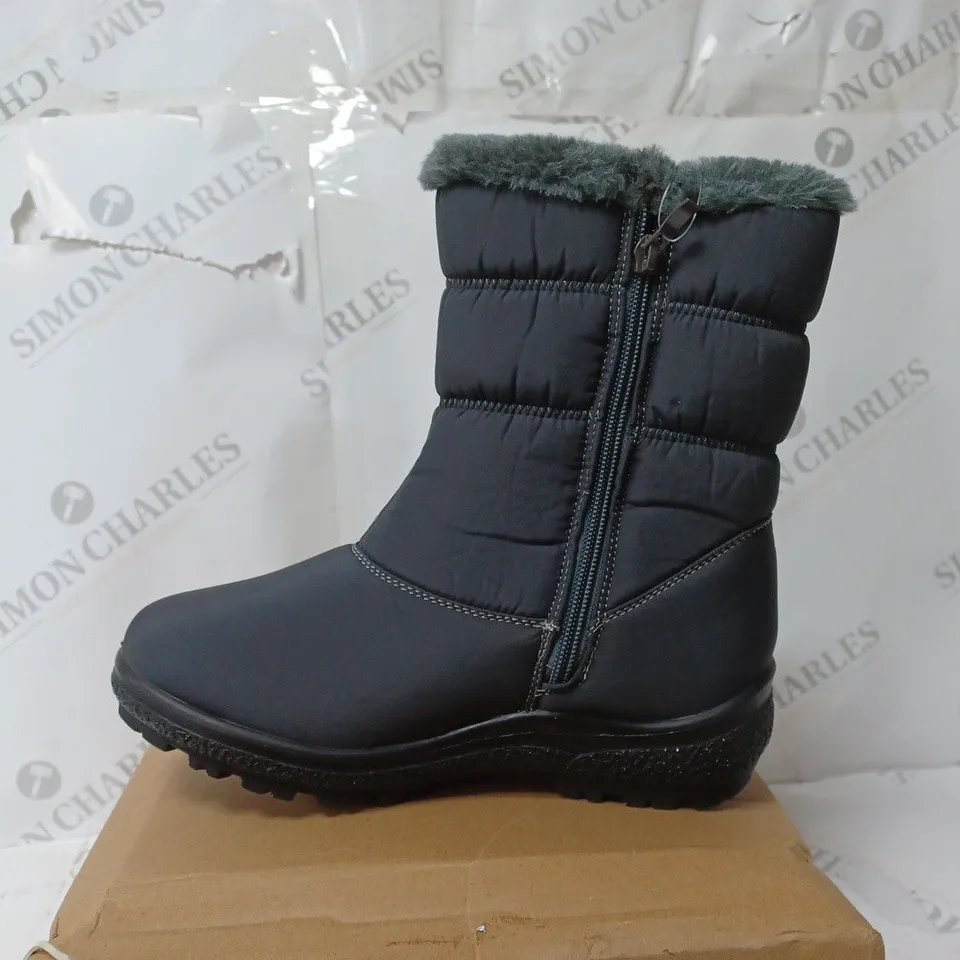 PAIR OF CUSHION-WALK BOOTS BLACK SIZE 4