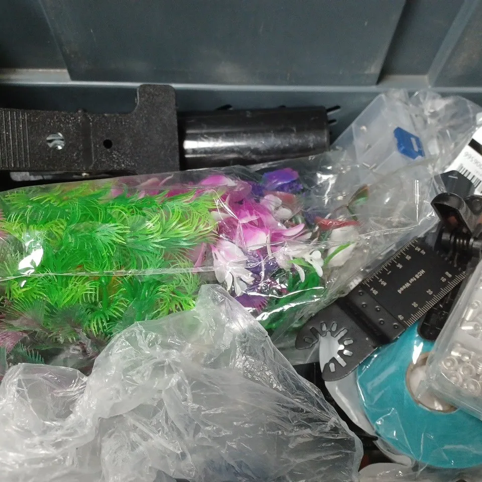 BOX OF APPROXIMATELY 12 ASSORTED ITEMS TO INCLUDE - INFLATING NEEDLES , 2 PIECE PADLOCK , PRECISION HANDPUMP ETC