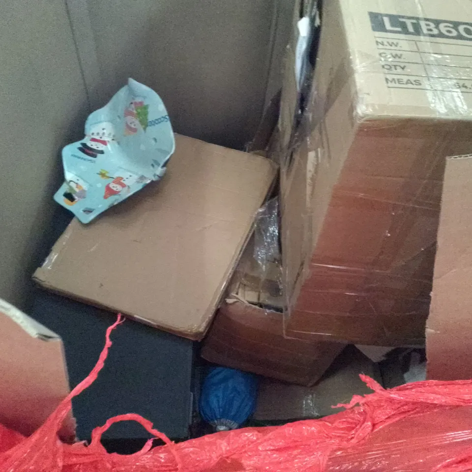 PALLET OF ASSORTED ITEMS INCLUDING PRIVACY FILTER, KMINA COMFORT CHAIR WITH HANDLES, BOWSER COSTUME, INOFIA SMALL DOUBLE MATTRESS TOPPER