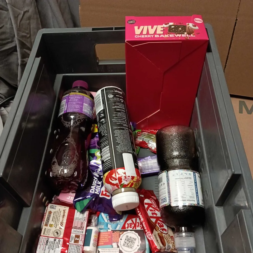 APPROXIMATELY 15 ASSORTED FOOD AND DRINK ITEMS TO INCLUDE VIVE BROWNIE PACK, HUEL, DAIRY MILK, LINDOR ETC
