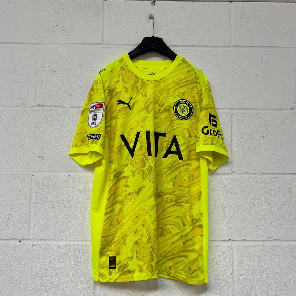 STOCKPORT COUNTY F.C LEAGUE ONE MATCH WORN AWAY GOLEKEEPERS SHIRT IN FLUO YELLOW - UK L / ANDREW WOGAN #32