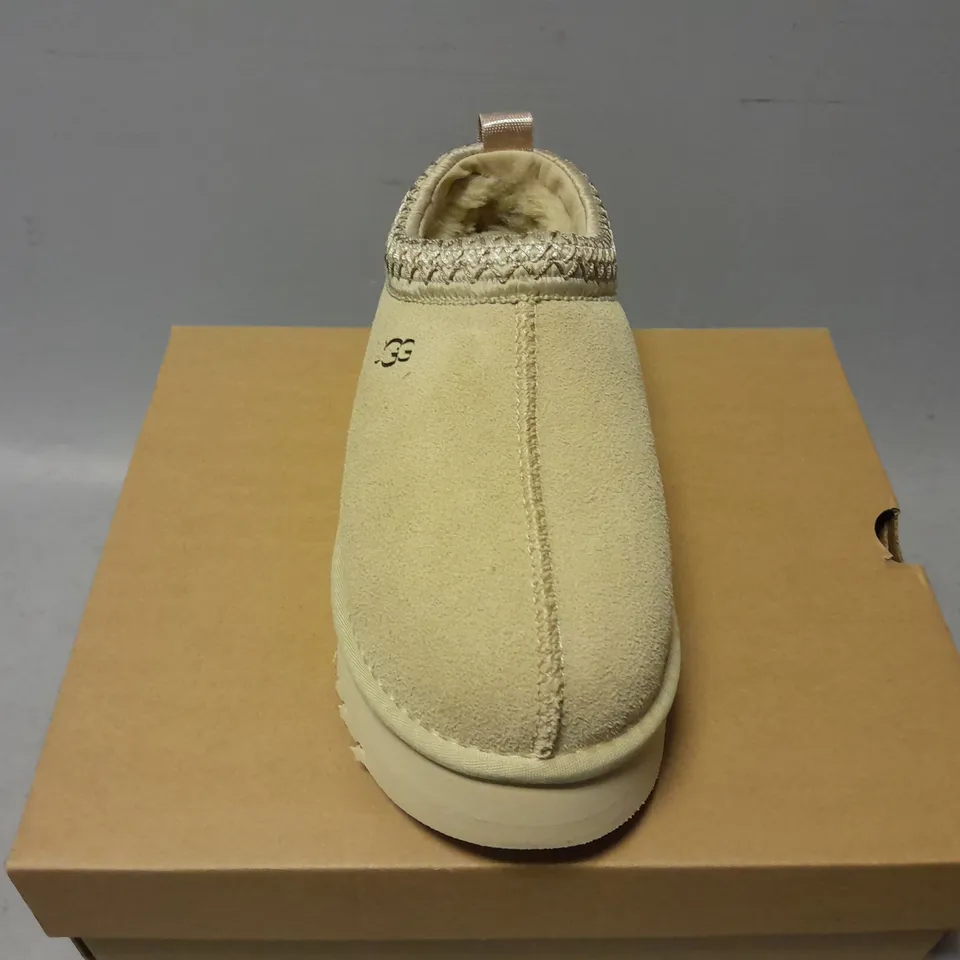 BOXED PAIR OF UGGS WOMENS TAZ SLIPPERS IN BEIGE