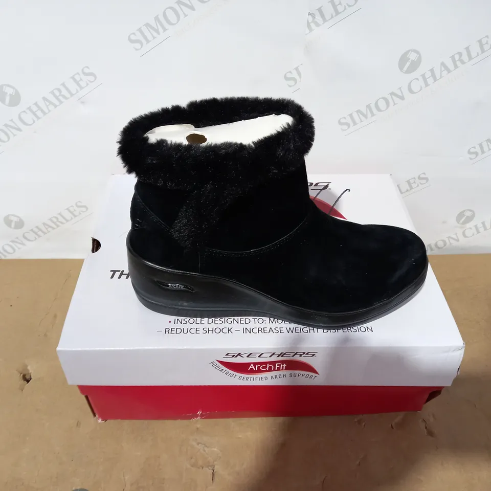 BOXED PAIR OF SKECHERS BLACK BOOTS - SIZE 5