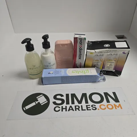 APPROXIMATELY 15 ASSORTED HEALTH & BEAUTY PRODUCTS TO INCLUDE OLAY 7 IN ONE, MONDAY MOISTURE SHAMPOO, MOO & YOO HAND WASH, ETC - COLLECTION ONLY