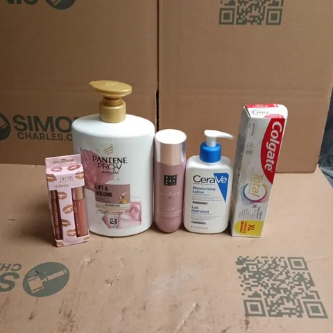 APPROXIMATEY 20 ASSORTED HEALTH AND BEAUTY PRODUCTS TO INCLUDE - COLGATE TOOTHPASTE - CERAVE MOISTURISING LOTION AND PANTENE PRO-V THICKENING CONDITIONER