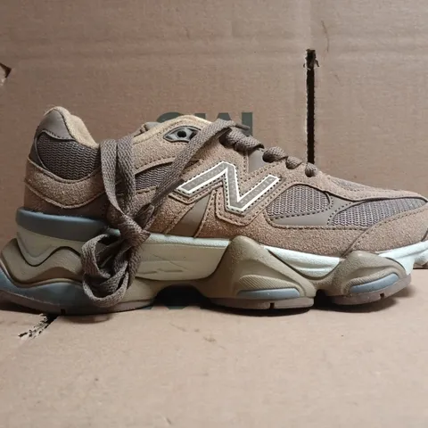 BOXED PAIR OF NEW BALANCE TRAINERS IN BROWN SIZE 4.5