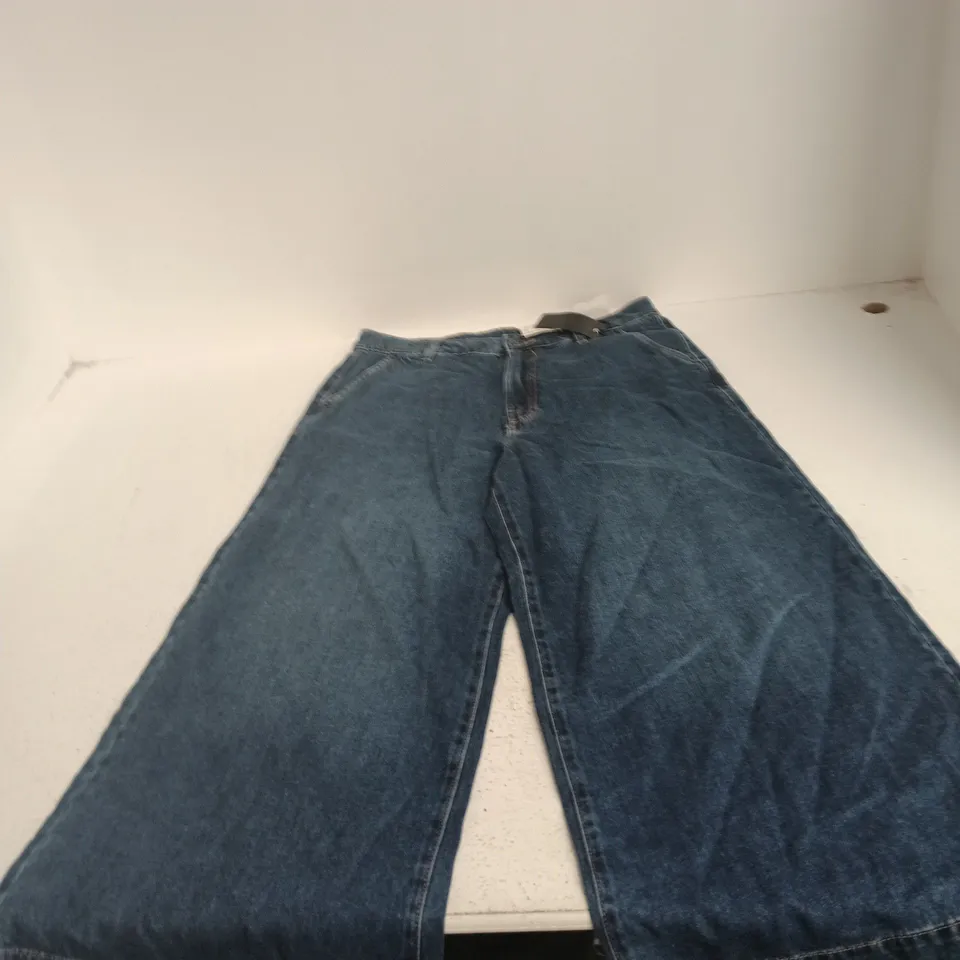BOX OF APPROXIMATELY 20 ASSORTED CLOTHING TO INCLUDE: TU JEANS