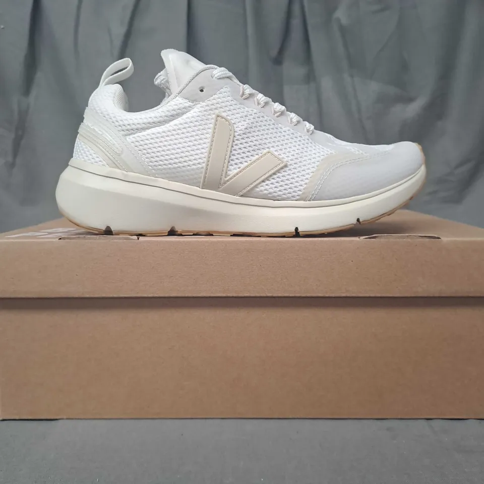 BOXED PAIR OF VEJA CONDOR 2 ALVEOMESH SHOES IN WHITE UK SIZE 5