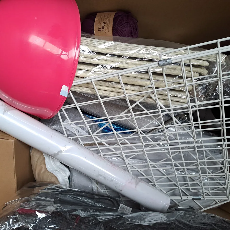 BOX OF APPROXIMATELY 12 ASSORTED HOUSEHOLD ITEMS TO INCLUDE KONG WUBBA PET TOY, BUGALUGS SLICKER BRUSH, ETC