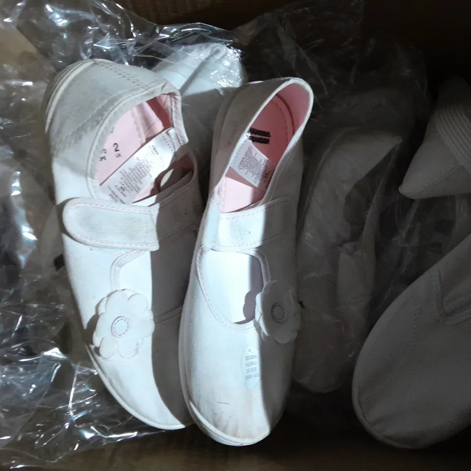 APPROXIMATELY 20 PAIRS OF KIDS SHOES TO INCLUDE PLIMSOLLS SIZE 10