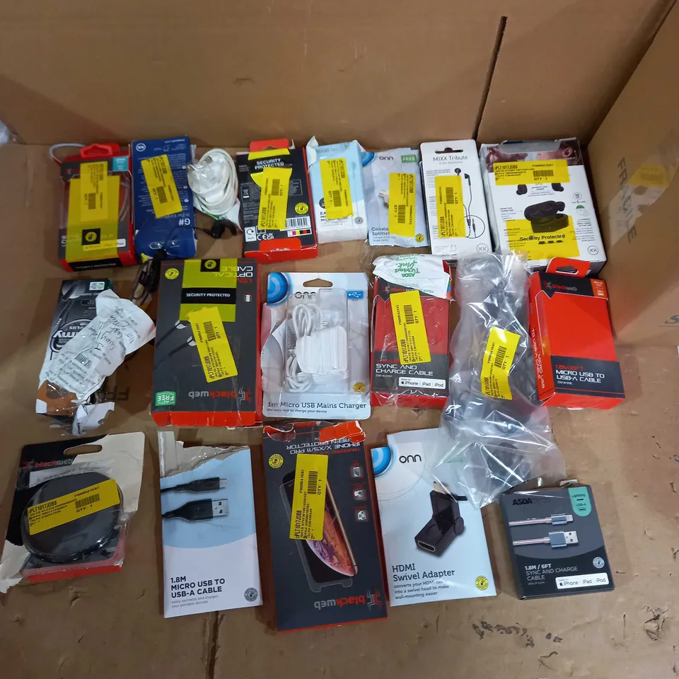 LOT OF APPROX. 20 ASSORTED TECH ITEMS TO INCLUDE EARPHONES, CHARGERS, CABLES ETC