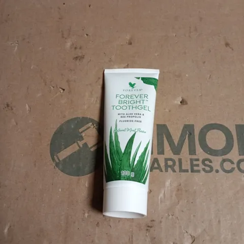 APPROXIMATELY 20 ASSORTED COSMETIC ITEMS INCLUDING FOREVER BRIGHT TOOTHGEL , FOREVER ALOE JOJOBA CONDITIONER YEPODA FACE MIST 