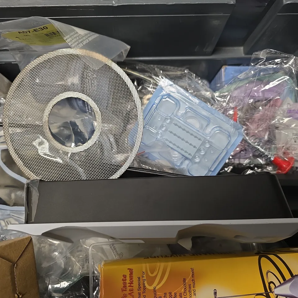 APPROXIMATELY 12 ASSORTED ITEMS TO INCLUDE - RUBBER BANDS IN BLACK , FENIX HM65R LIGHT ETC