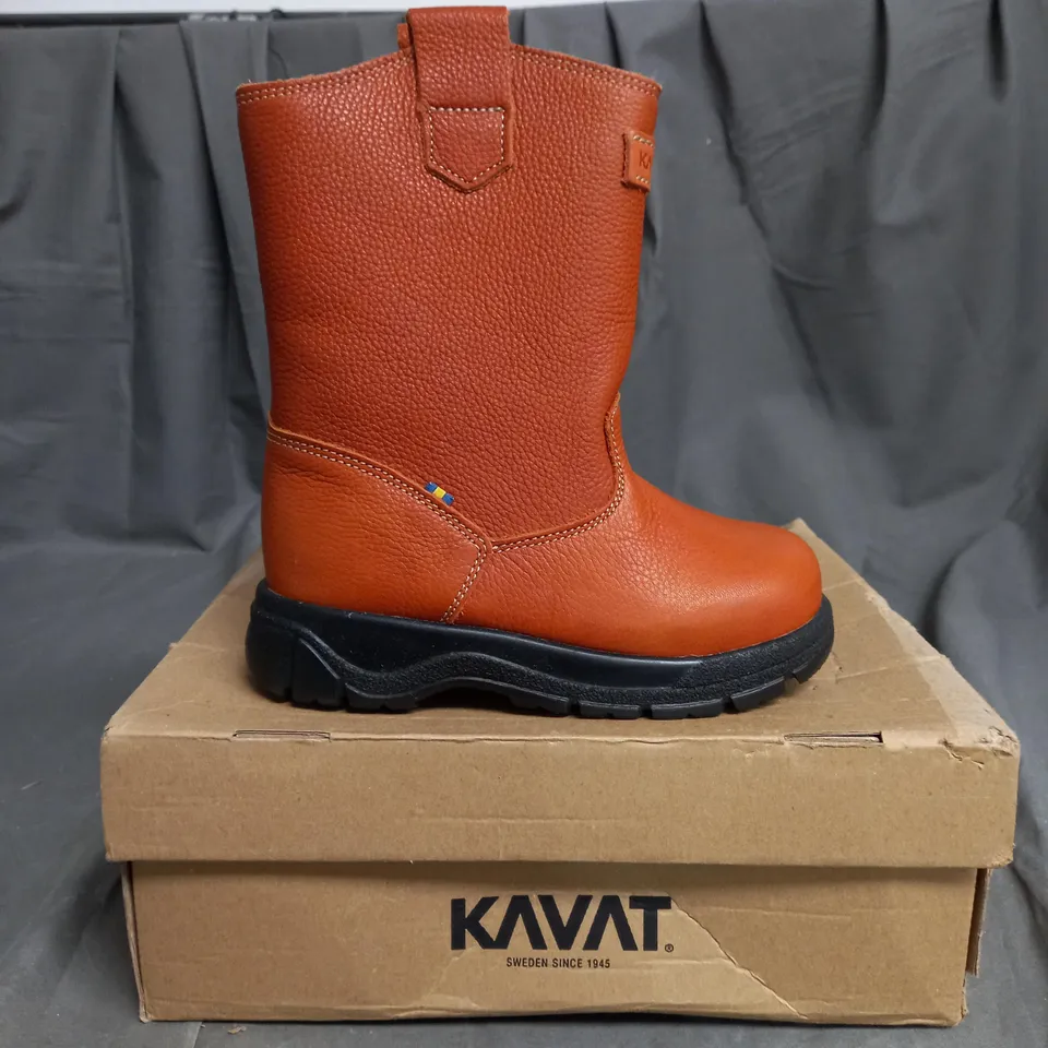 BOXED PAIR OF KAVAT HIGH TOP BOOTS SIZE 28