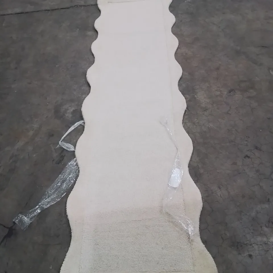 QUALITY DESIGNER AREA RUG - APPROXIMATELY 230X60CM