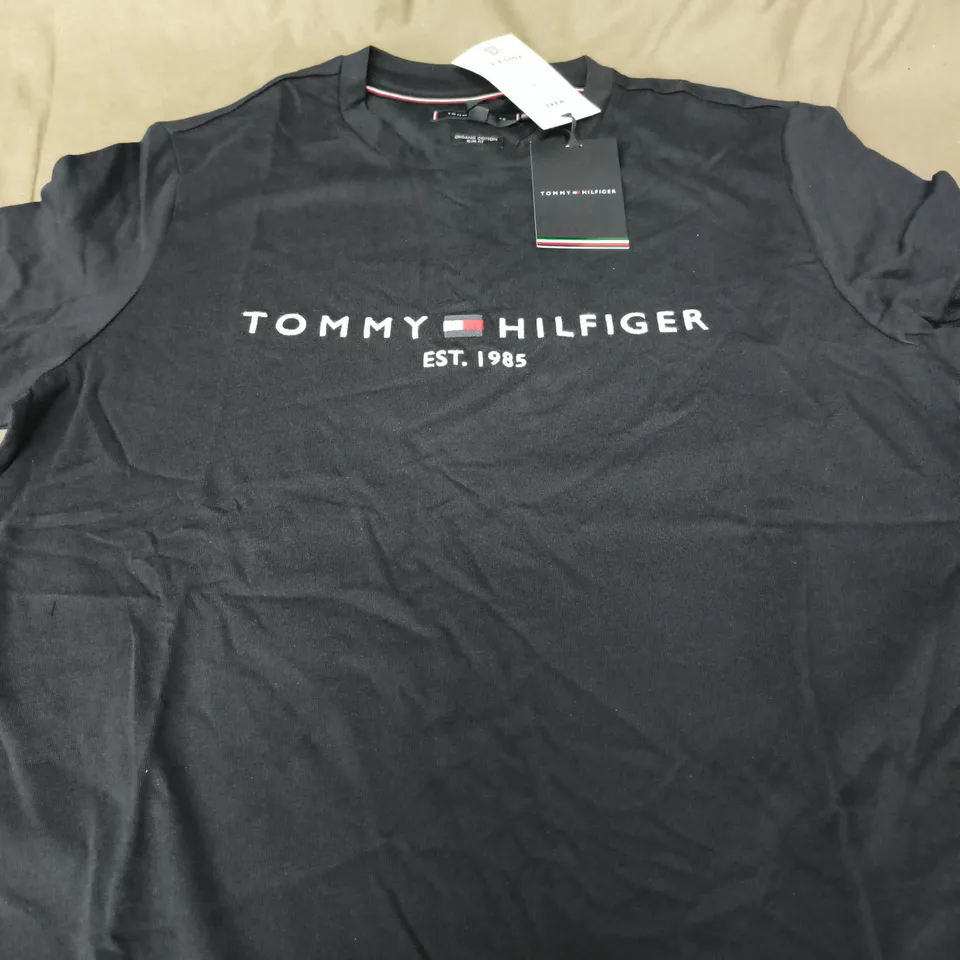 TOMMY HILFIGER LOGO T-SHIRT – BLACK, SIZE M