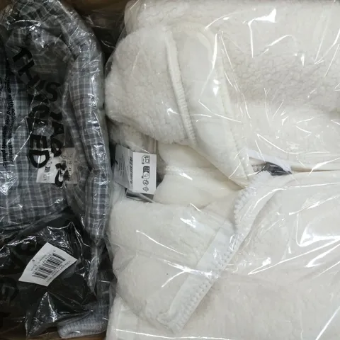 APPROXIMATELY 20 ASSORTED CLOTHING ITEMS IN VARIOUS SIZES, COLOURS & STYLES TO INCLUDE ULTRA SOFT HALTER OPEN BACK CROP, SLOANE OVERSIZED SHIRT, TRAIL SHERPA JACKET, ETC