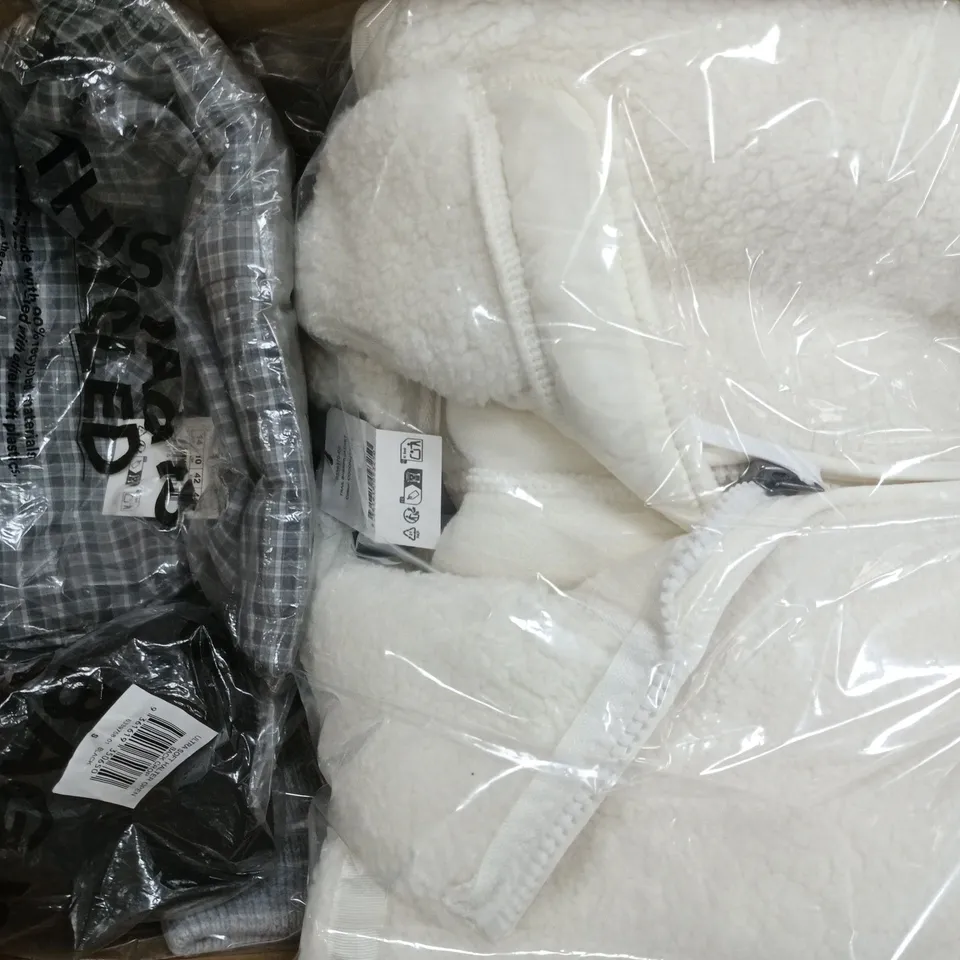 APPROXIMATELY 20 ASSORTED CLOTHING ITEMS IN VARIOUS SIZES, COLOURS & STYLES TO INCLUDE ULTRA SOFT HALTER OPEN BACK CROP, SLOANE OVERSIZED SHIRT, TRAIL SHERPA JACKET, ETC