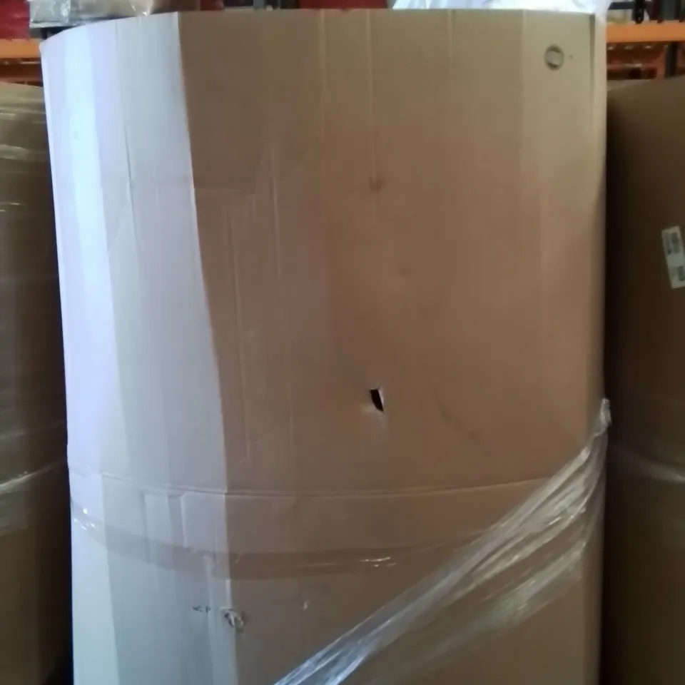 PALLET CONTAINING A LARGE QUANTITY OF PILLOWS
