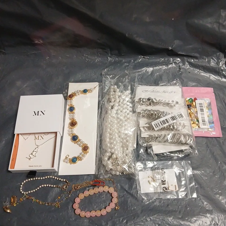 APPROXIMATELY 20 ASSORTED JEWELLERY PRODUCTS TO INCLUDE EARRINGS, WATCH, BRACELETS ETC 