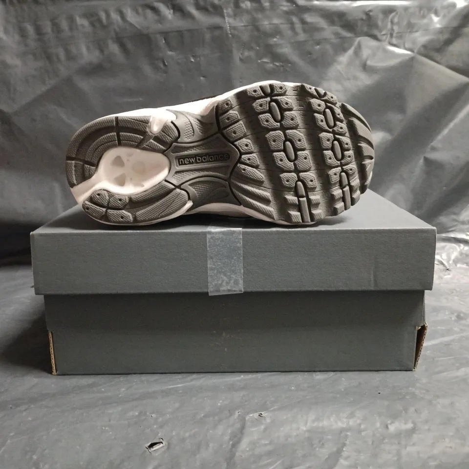 BOXED PAIR OF NEW BALANCE INFANTS 740 TRAINERS IN WHITE/SILVER SIZE UK 7.5