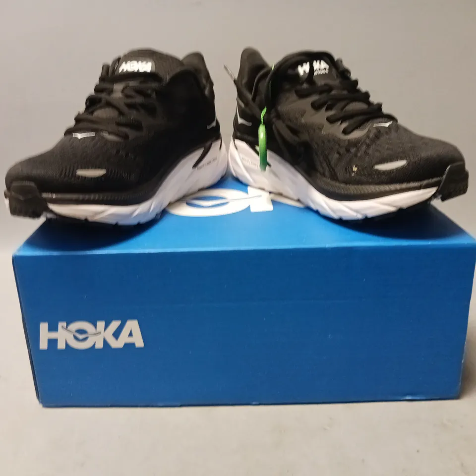 BOXED PAIR OF HOKA CLIFTON 7 SHOE SIN BLACK/WHITE UK SIZE 5