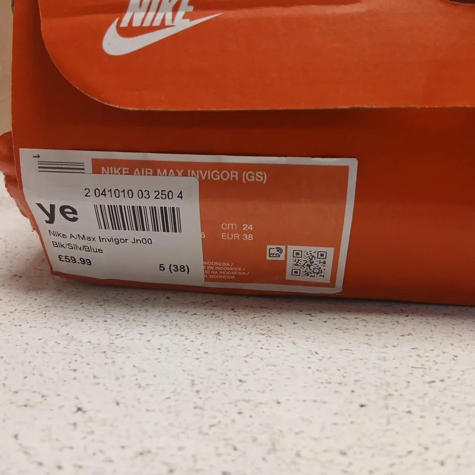 NIKE AIR MAX INVIGOR (GS) BLACK/BLUE, UK 5 (EU 38) – BOXED