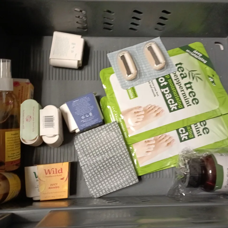 LOT OF APPROXIMATELY 25 ASSORTED HEALTH AND BEAUTY ITEMS TO INCLUDE JAPANESE CAMELLIA CREAM, TEA TREE FOOTPACKS AND GRUM FACE WASH