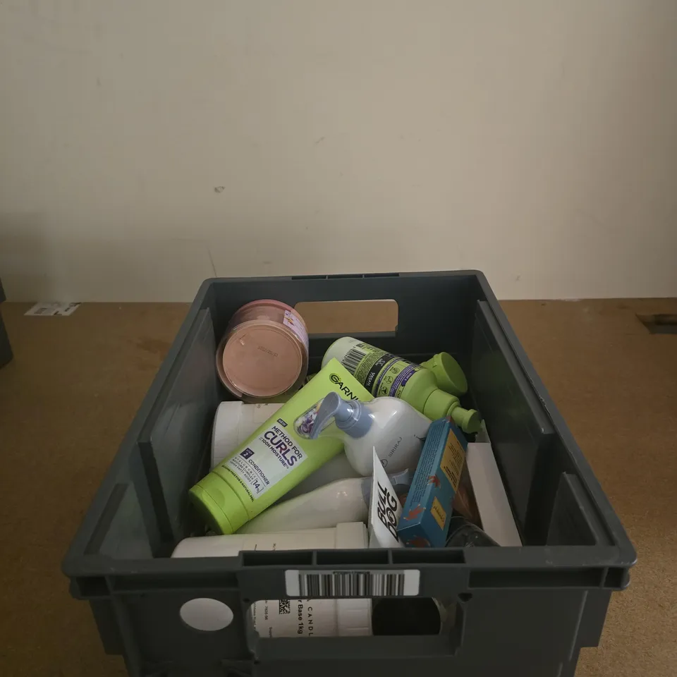 TOTE OF APPROXIMATELY 15 ASSORTED COSMETIC ITEMS TO INCLUDE GARNIER, BULL DOG, GILCHRIST AND SOAMES, HAIR MASK ETC