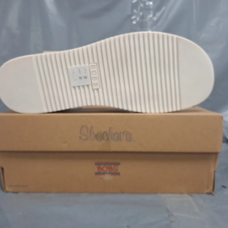 BOXED PAIR OF BOBS FROM SKECHERS OPEN TOE SANDALS IN GREY SIZE UK 8