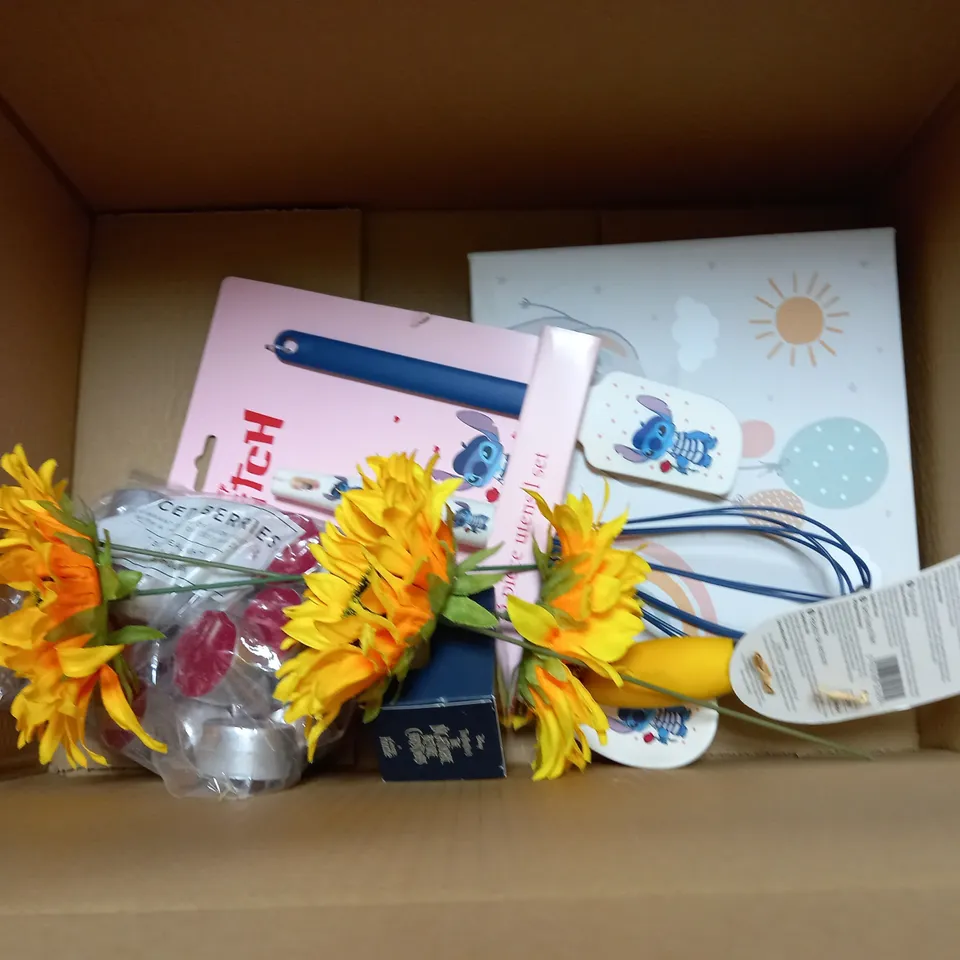 LOT OF APPROXIMATELY 15 ASSORTED HOUSEHOLD ITEMS TO INCLUDE STORAGE BOOKS, CANDLES AND STITCH BATH MAT