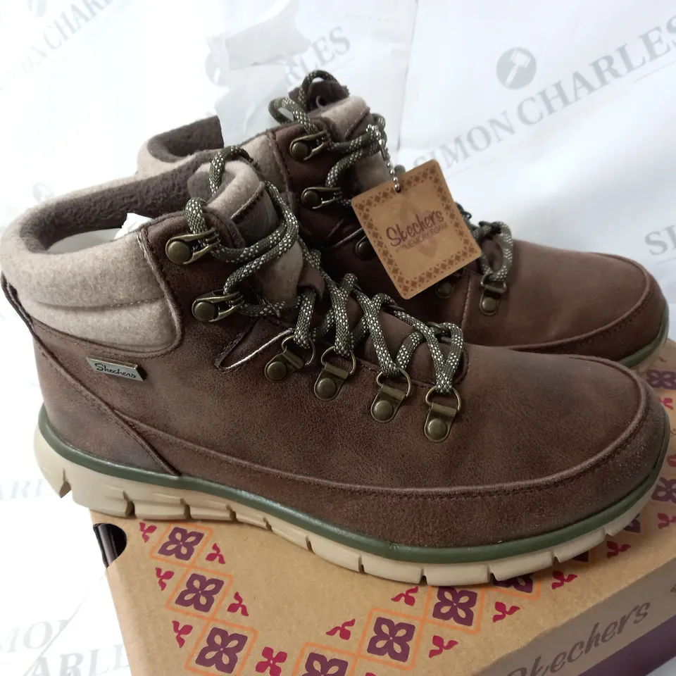 BOXED SKECHERS SYNERGY WARM TECH BOOTS, BROWN - SIZE 5.5
