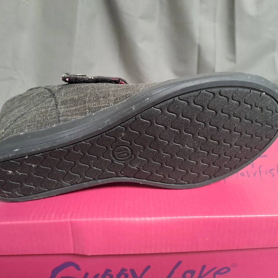 BOX OF APPROXIMATELY 12 PAIRS OF BLACK GUPPY LOVE WEDGE SHOES IN VARIOUS SIZES 