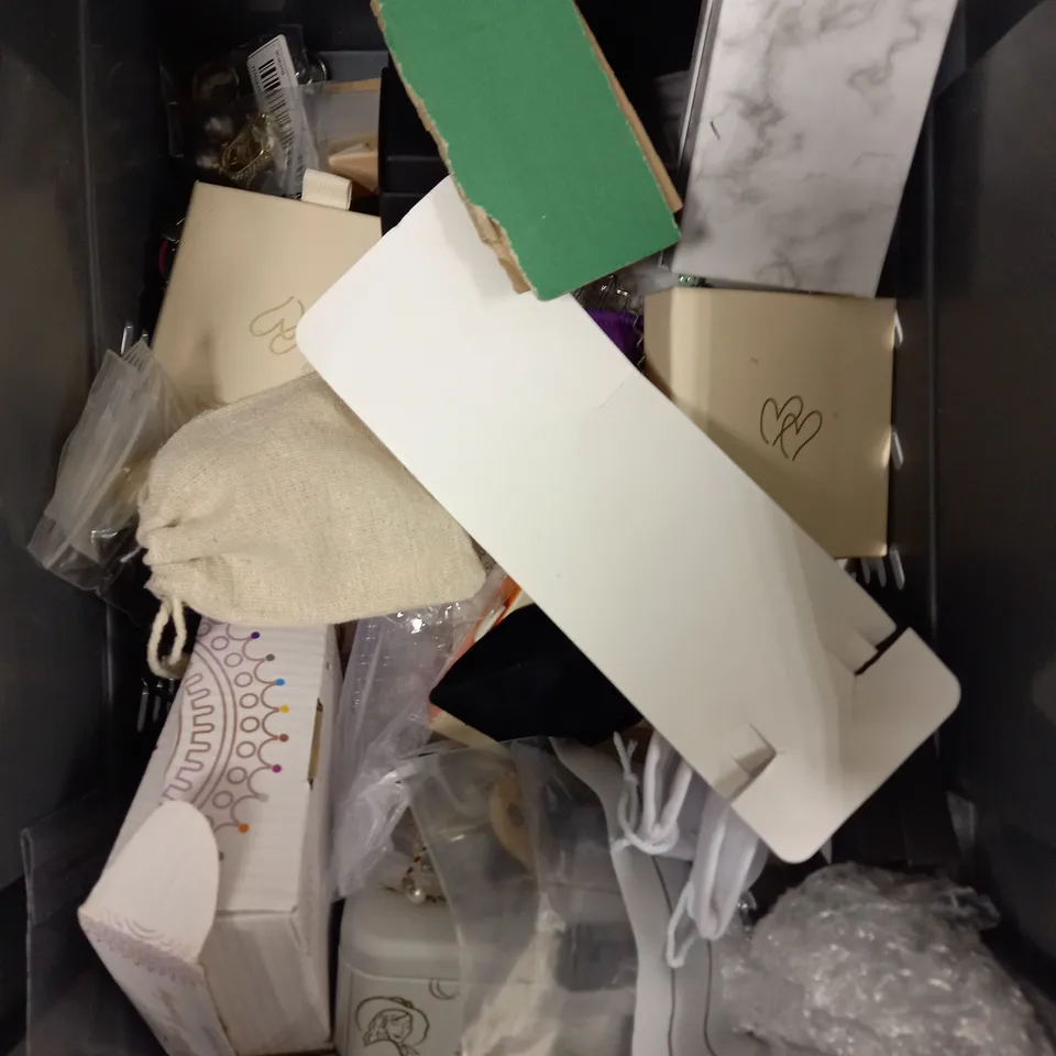 APPROXIMATELY 30 ASSORTED JEWELLERY PRODUCTS TO INCLUDE WATCHES, BRACELETS, EARRINGS ETC 