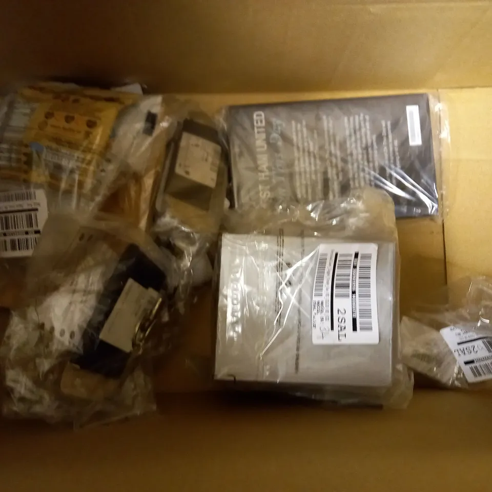 LOT OF APPROXIMATELY 12 HOUSEHOLD ITEMS, TO INCLUDE BEE GARDEN LIGHTS, "ELLIE" NECKLACE, CAMPING LIGHT, ETC RRP £235