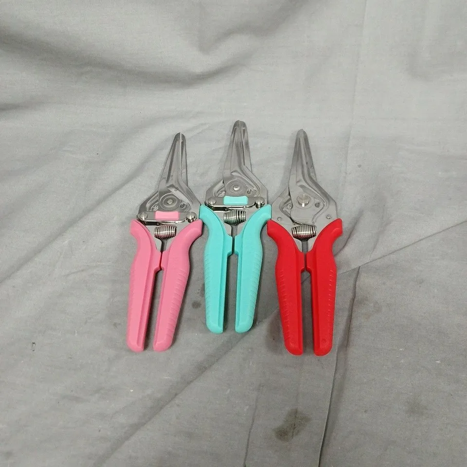 APPROXIMATELY 10 ASSORTED KUHN RIKON CLASSIC SHEARS IN VARYING COLOURS, SOME IN BOXED