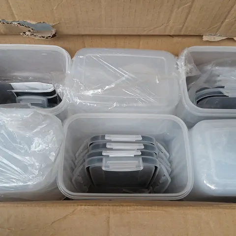 APPROXIMATELY 18 ASSORTED CLEAR PLASTIC FOOD STORAGE TUBS IN VARIOUS SIZES