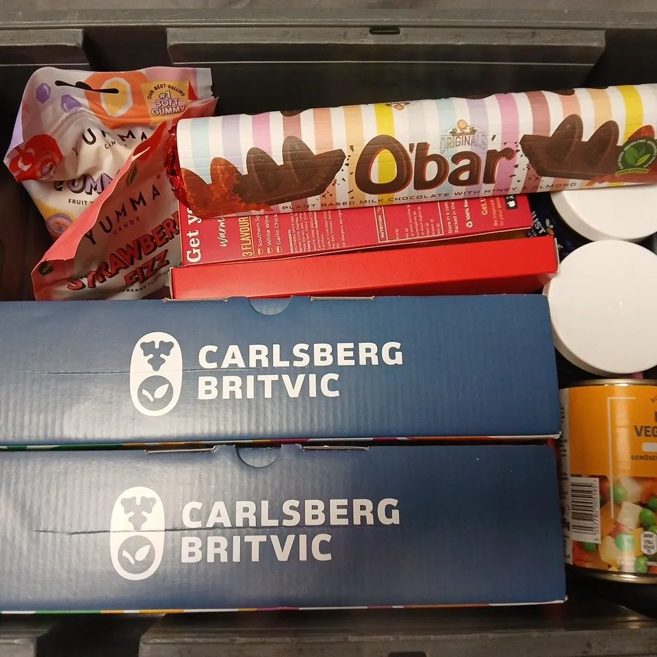 APPROXIMATELY 15 ASSORTED FOOD & DRINK ITEMS TO INCLUDE JUST BEE SLEEPTIME HONEY, 7UP ZERO SUGAR, GRIND DARK ROAST COFFEE PODS, ETC - COLLECTION ONLY