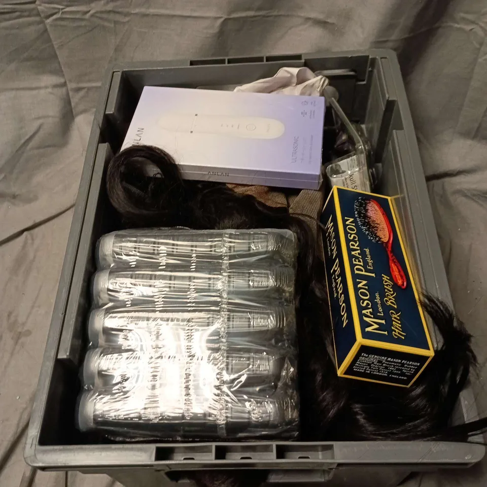BOX OF APPROXIMATELY 15 ASSORTED COSMETIC ITEMS TO INCLUDE NIVEA SHOWER GEL PACK, FORTE BLADE REPLACEMENT, ULTRASONIC SKIN SCRUBBER, HAIR BRUSH ETC